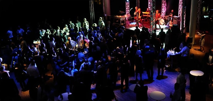 Fullsatt dansgolv med liveband på scen under Ericssons fest.